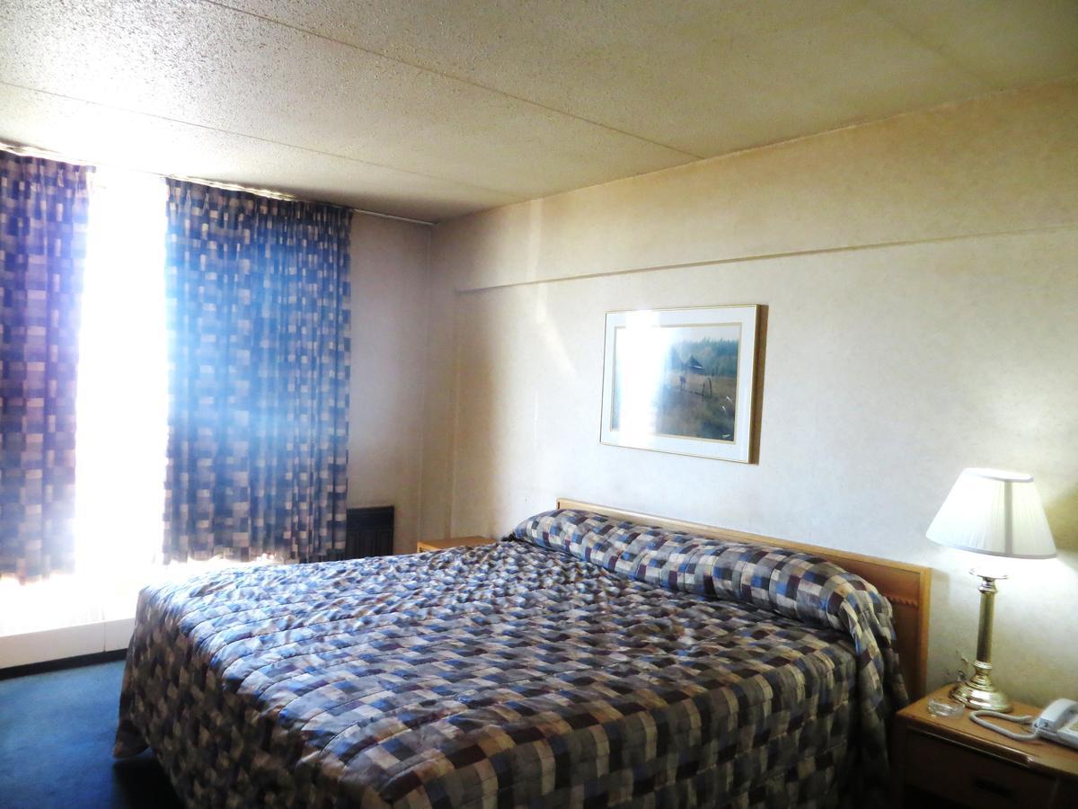 Town And Country Motor Hotel Калгари Экстерьер фото