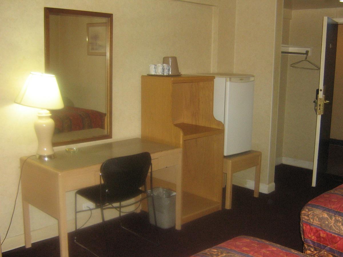 Town And Country Motor Hotel Калгари Экстерьер фото